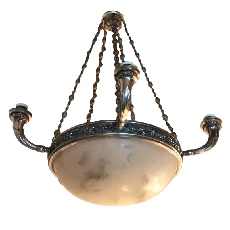 Lâmpada de teto antiga com design clássico e detalhes decorativos