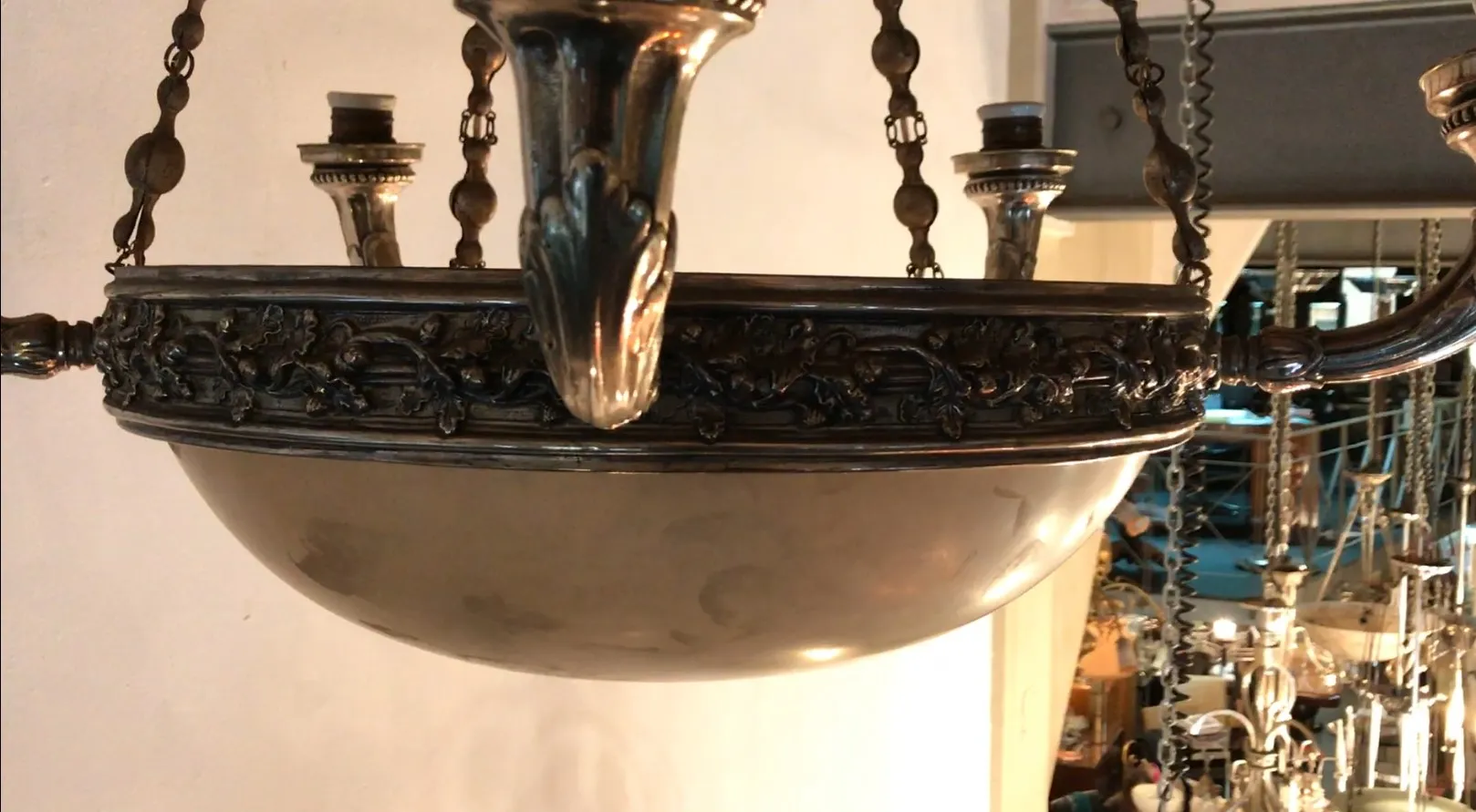 Lustre ancien avec détails artistiques en métal