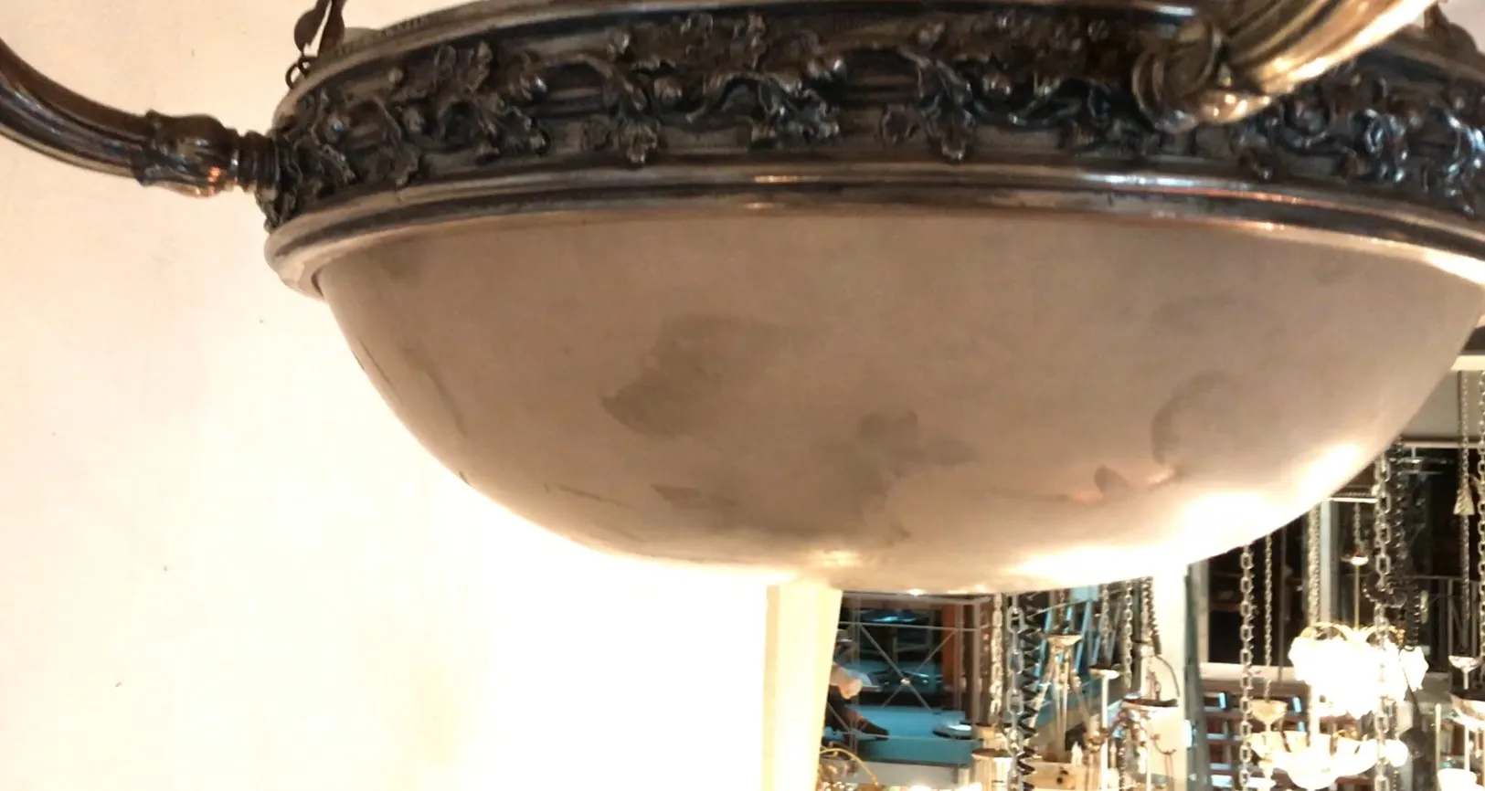 Lâmpada de teto antiga com design intrincado, ambiente elegante