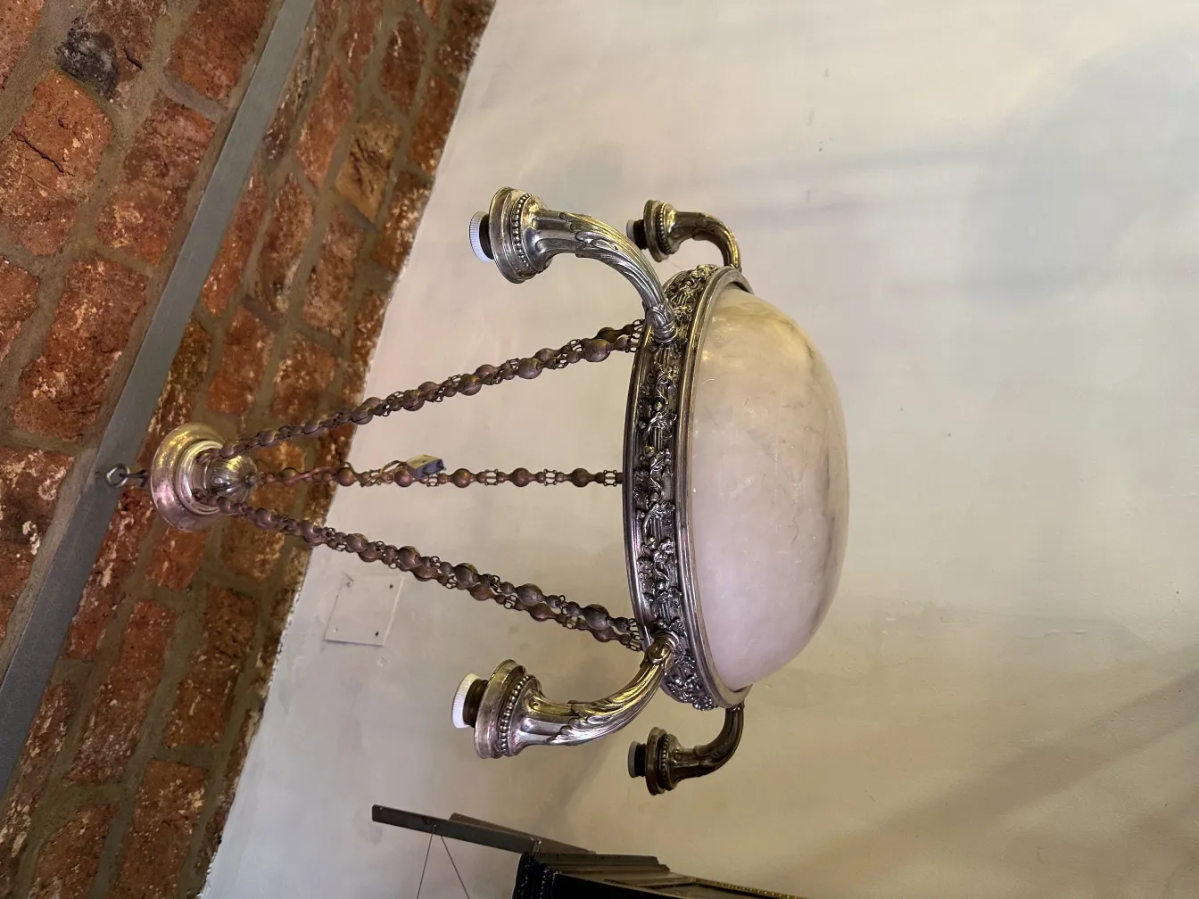 Antike Hängelampe mit klassischem Design, Metall und Glas, gemütliche Atmosphäre