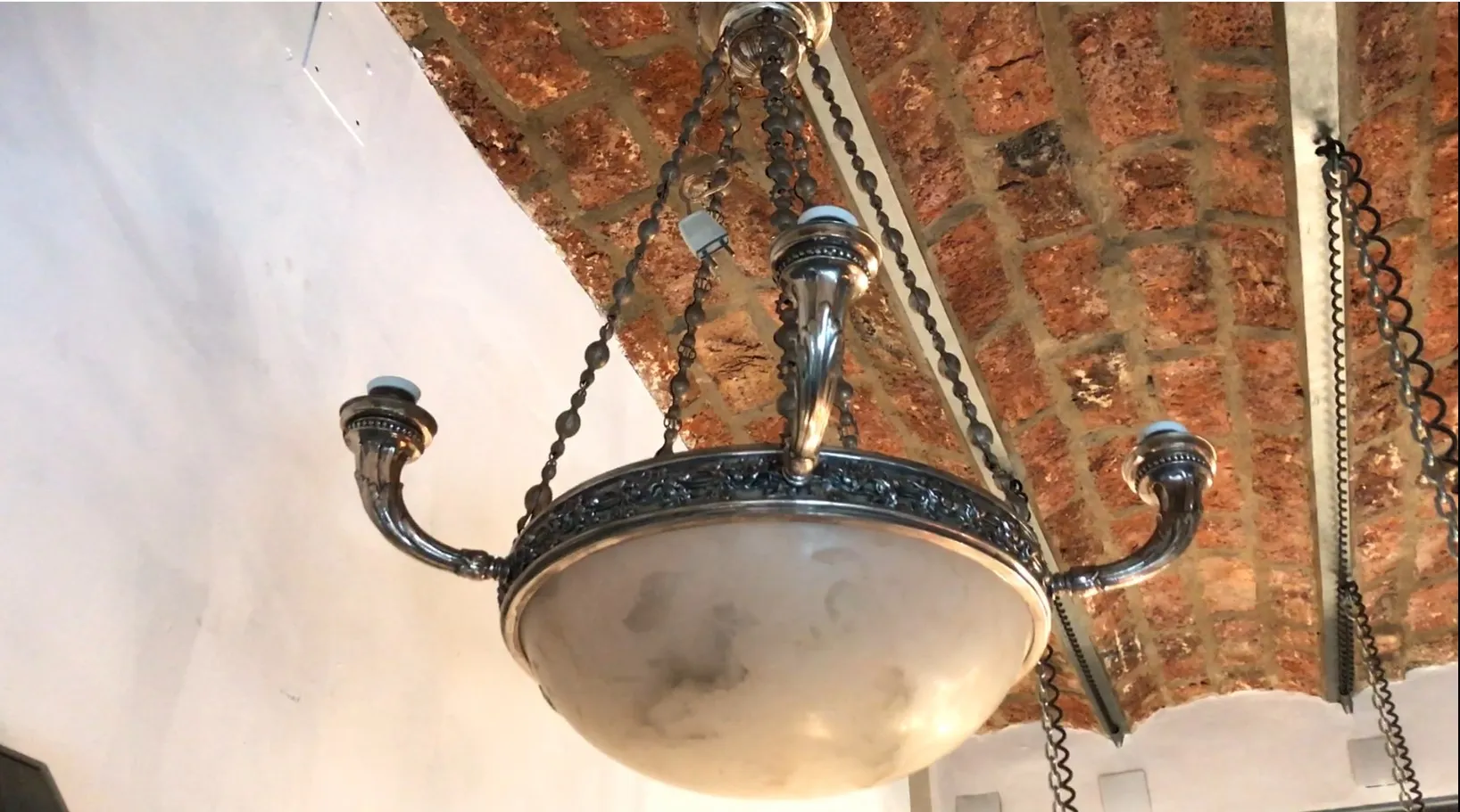 antichnaya podvesnaya lampa s ornametami