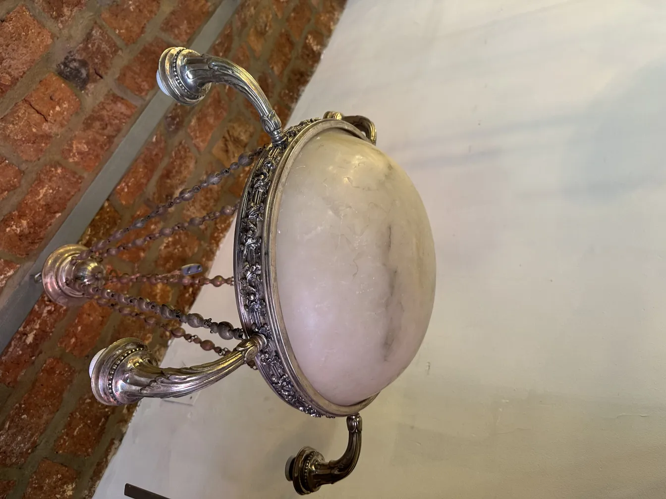 Lampada a sospensione antica con base in marmo e dettagli in argento.