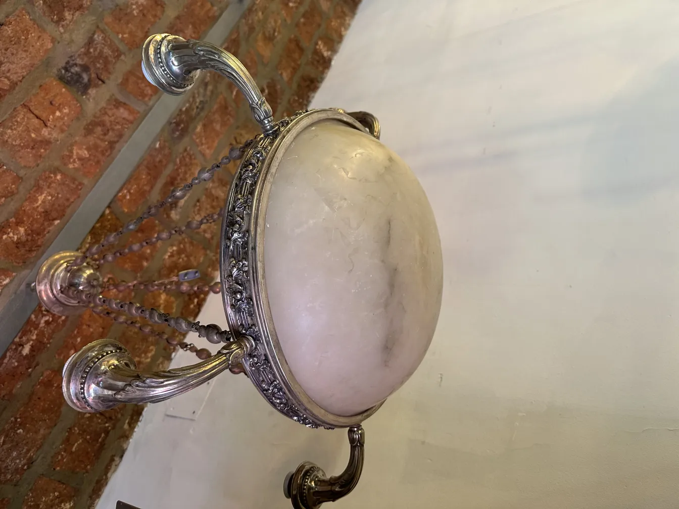 Lampada de teto antiga com detalhes elegantes e luz suave