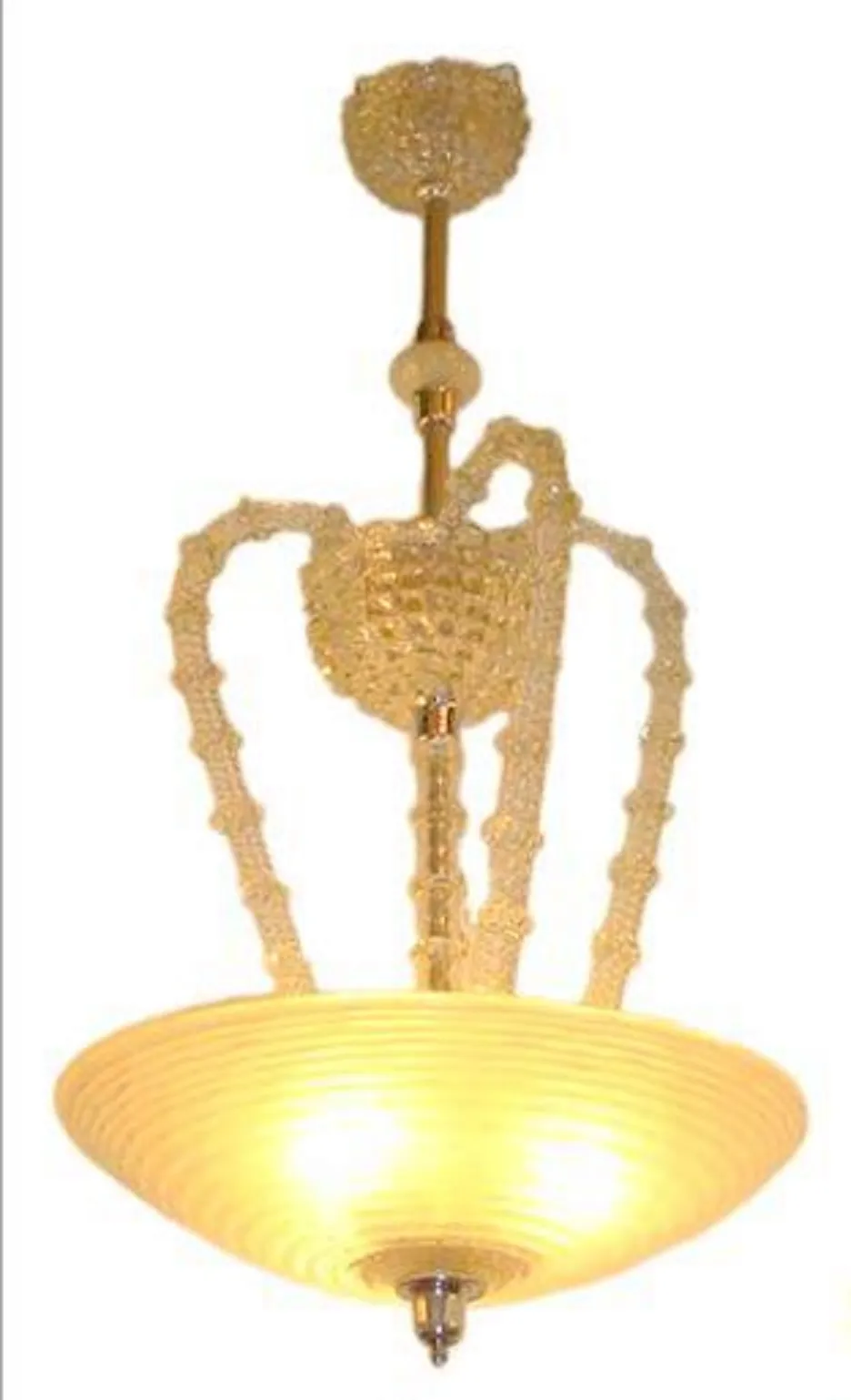 Lustre ancien au design élégant, parfait pour la décoration.