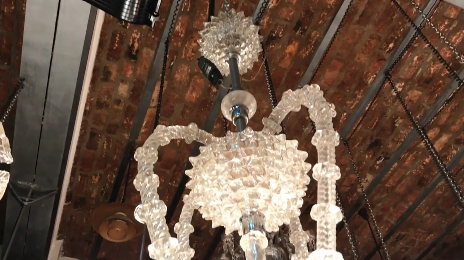 lâmpada de teto antiga com design elegante em um ambiente aconchegante.