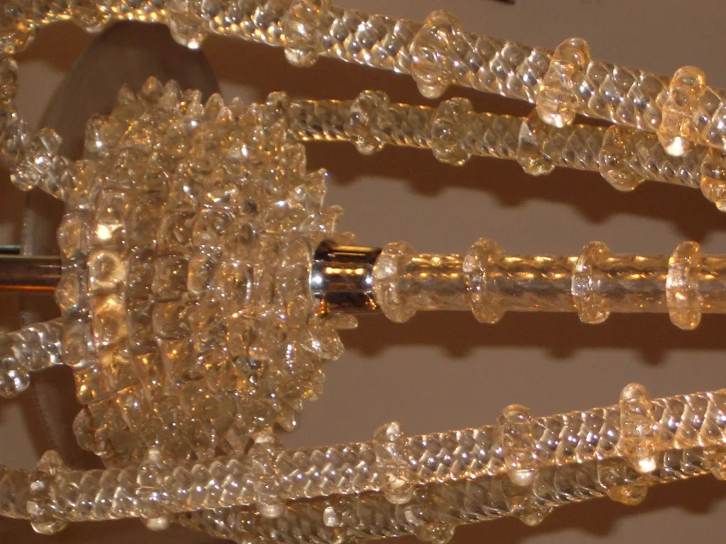 Lámpara de techo antigua de cristal con detalles elegantes.