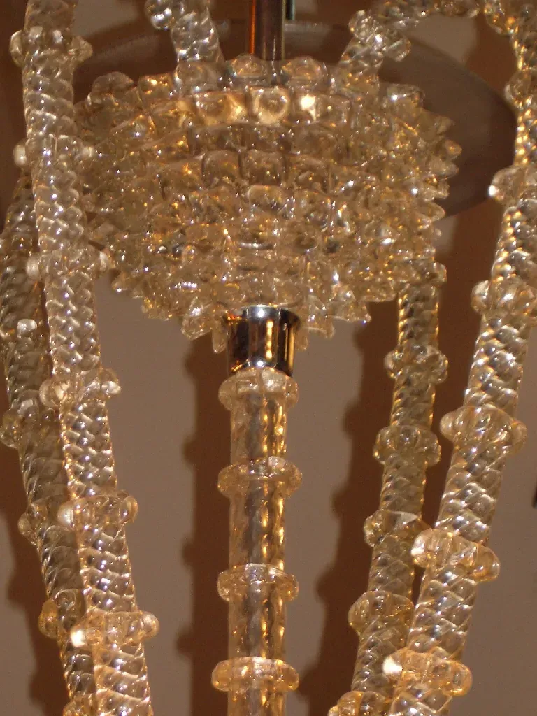 lustre ancien, style élégant, détails brillants, atmosphère accueillante