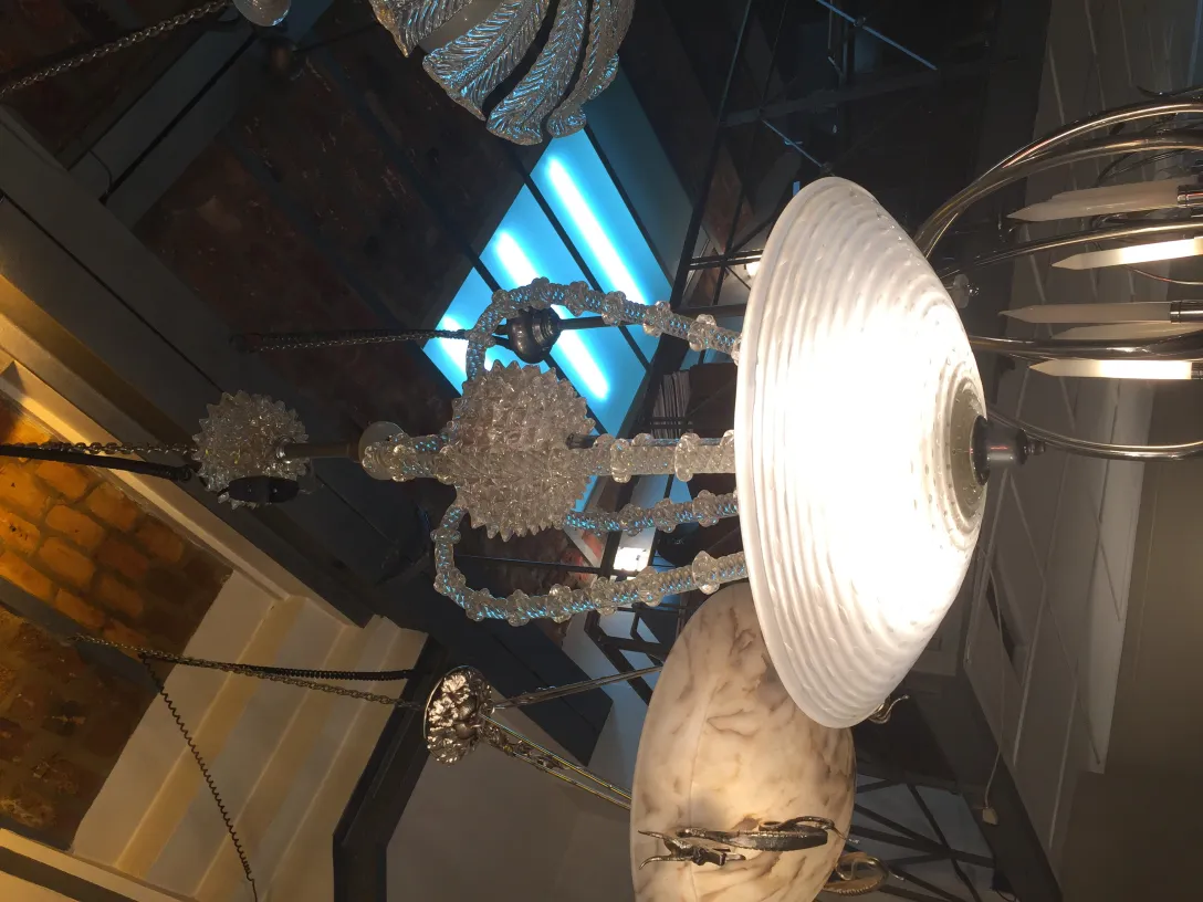 Lámpara de techo antigua de cristal con detalles elegantes