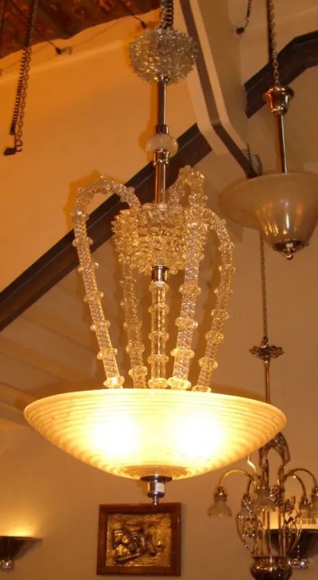 Lustre ancien avec design en cristal et lumière douce