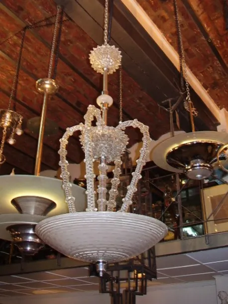 lampada a sospensione antica paolo venini con design ornamentale in un ambiente elegante