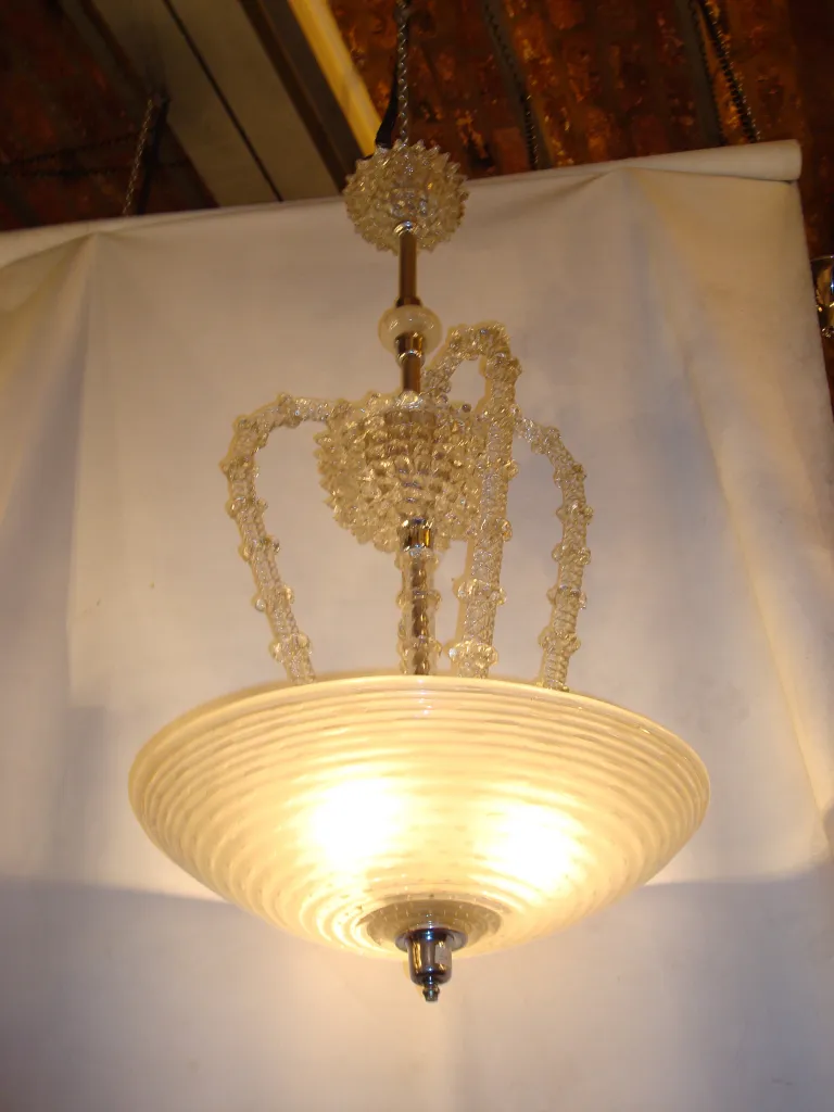 lampadina muallaqa qadima di Paolo Venini con design elegante e luce morbida, sospesa in un ambiente classico.