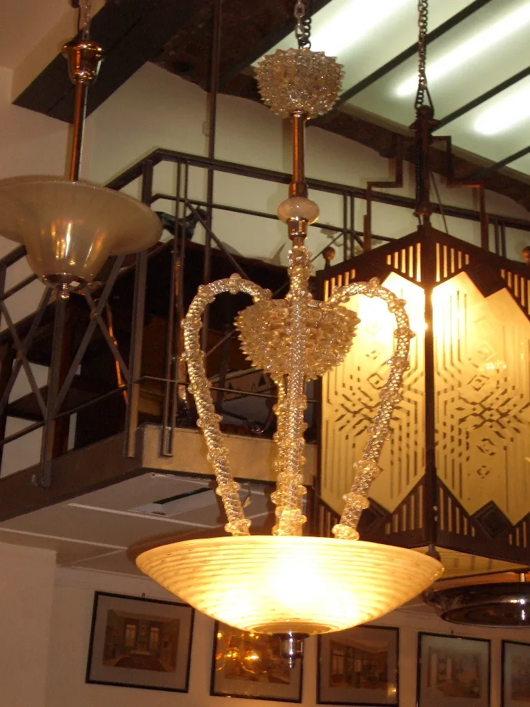 Lâmpada de teto antiga feita de vidro, design elegante e detalhes decorativos, iluminando o ambiente