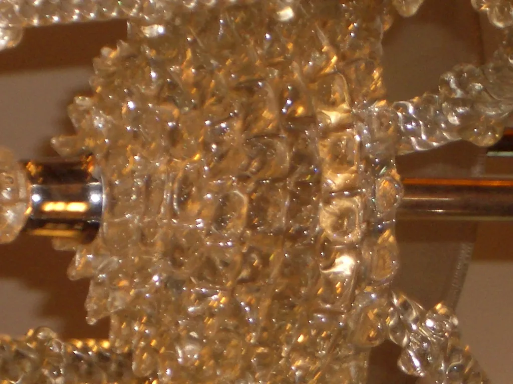 Details einer antiken Hängelampe mit strahlendem Design.