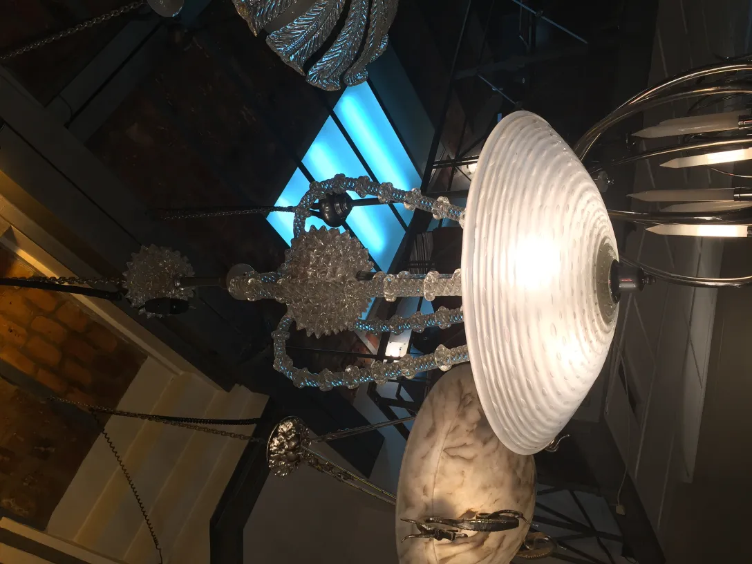 Lustre ancien avec cristaux brillants dans un cadre accueillant.