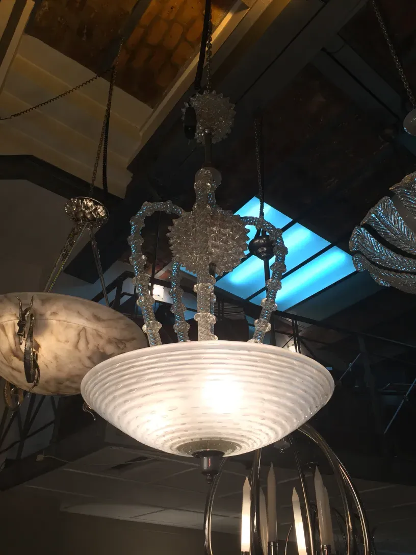 Ancien lustre avec un design élégant, style classique.