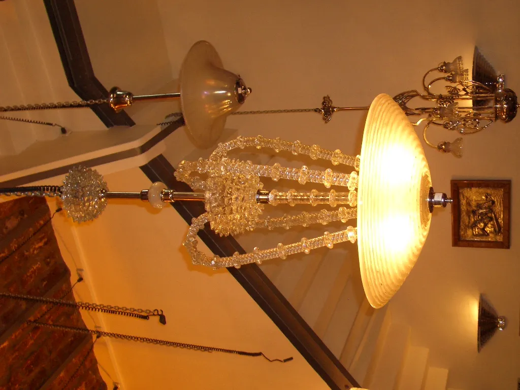 Lustre antique avec des caractéristiques décoratives, éclairage chaud.