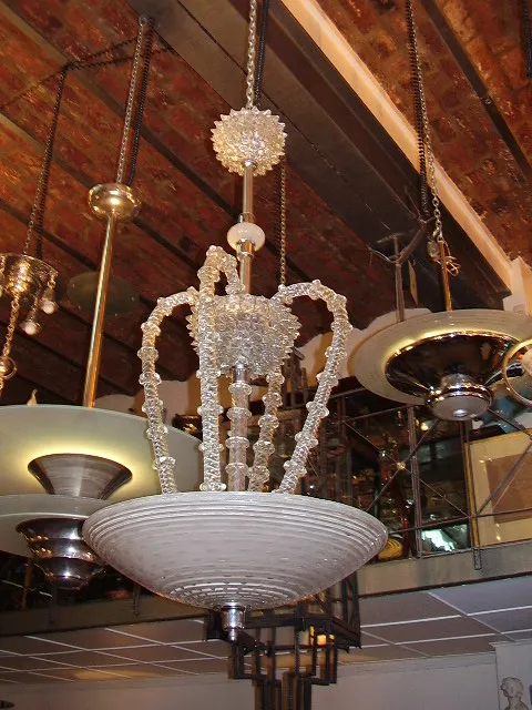 Lampada a sospensione antica con dettagli in vetro in un ambiente elegante.