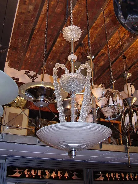 Lustre ancien en verre au design élégant, éclairage décoratif.