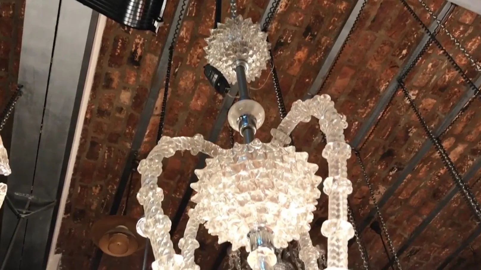 Alte Hängelampe mit dekorativen Glasformen. Rustikale Atmosphäre.