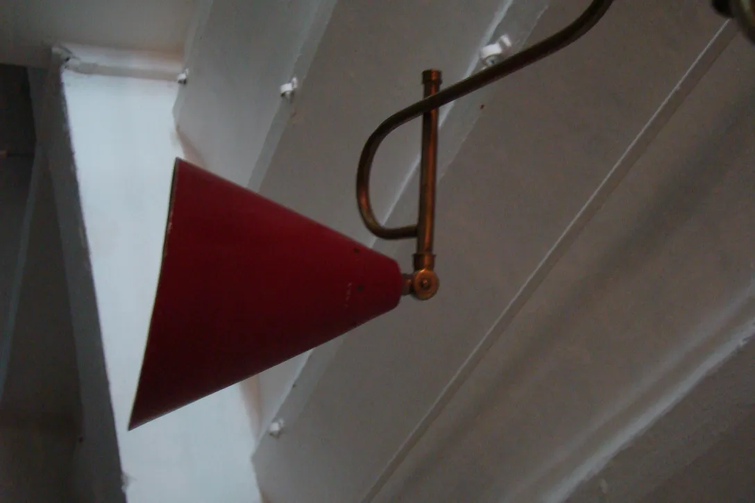 Lustre ancien de couleur rouge avec un design classique.