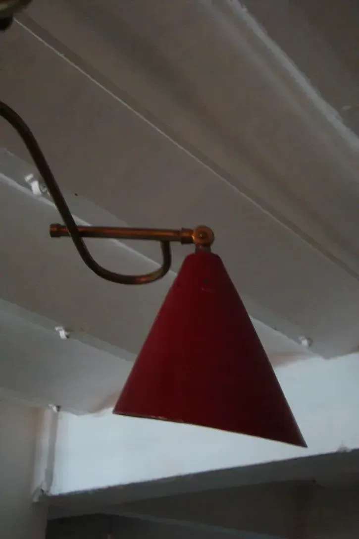 antike hängelampe in konischer form und roter farbe