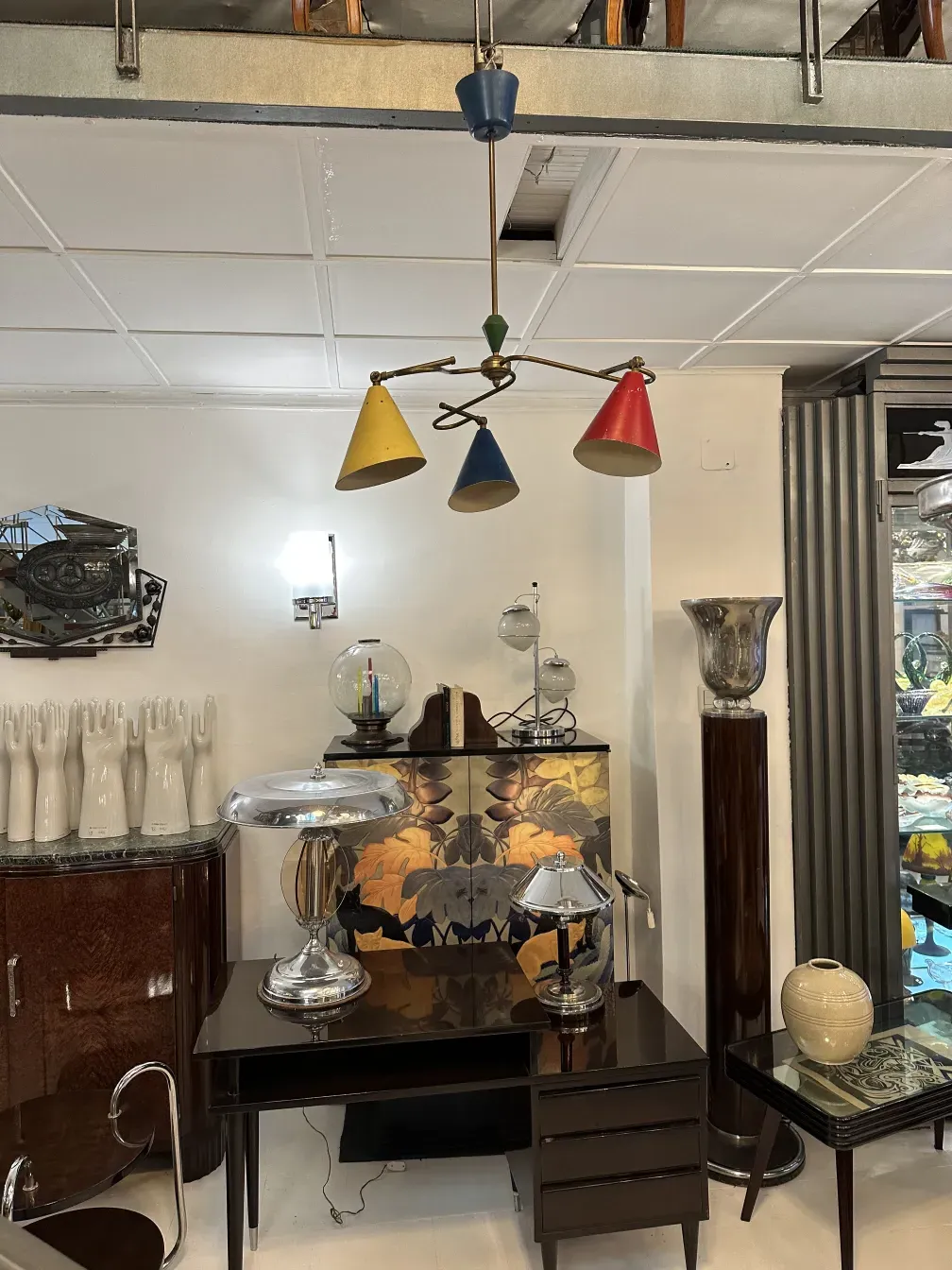 lampada a sospensione antica con colori vivaci in un ambiente elegante