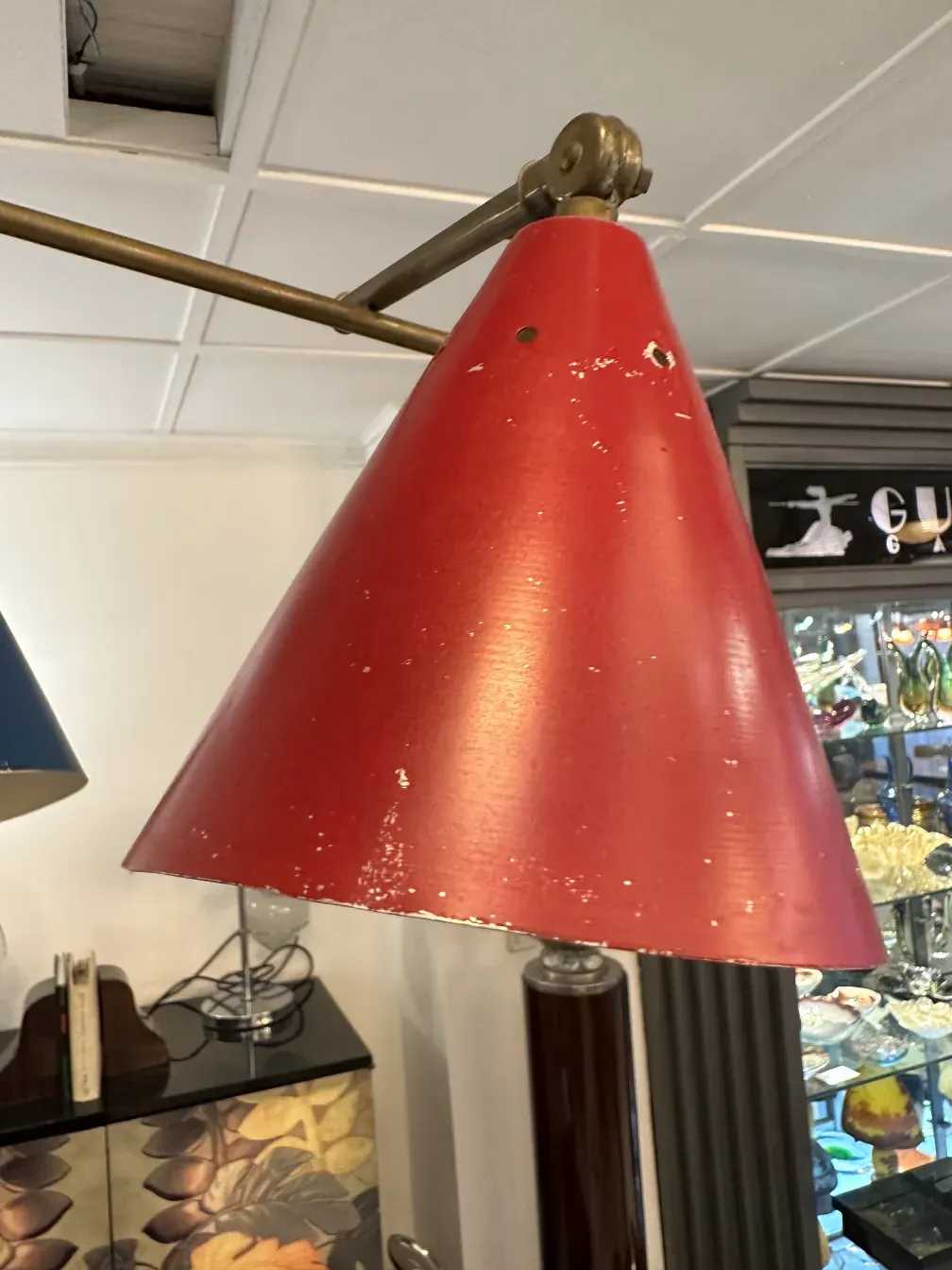 lampada a sospensione antica con paralume rosso e braccio regolabile, Boris Lacroix