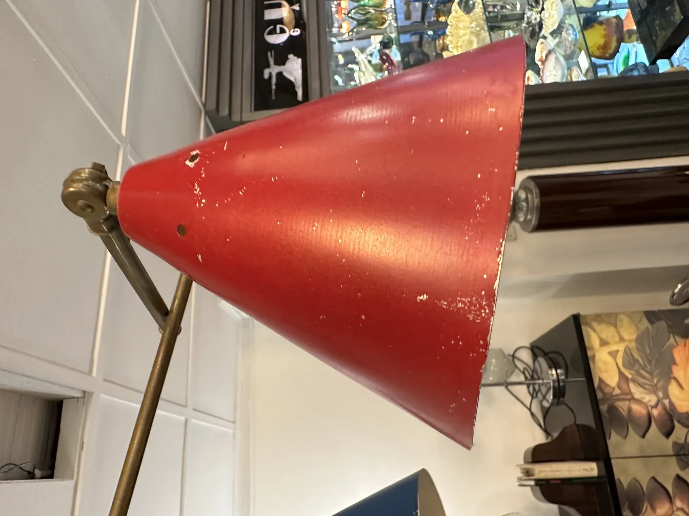 Lampada a sospensione rossa antica in un ambiente elegante.