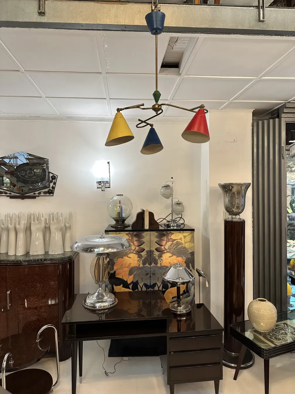 Lâmpada de teto antiga com cores brilhantes, ambiente moderno.