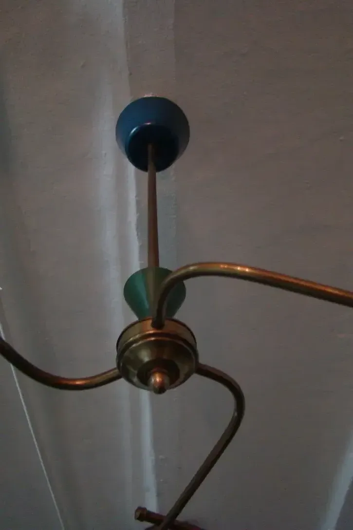 Lampada a sospensione antica di Boris Lacroix con dettagli colorati.