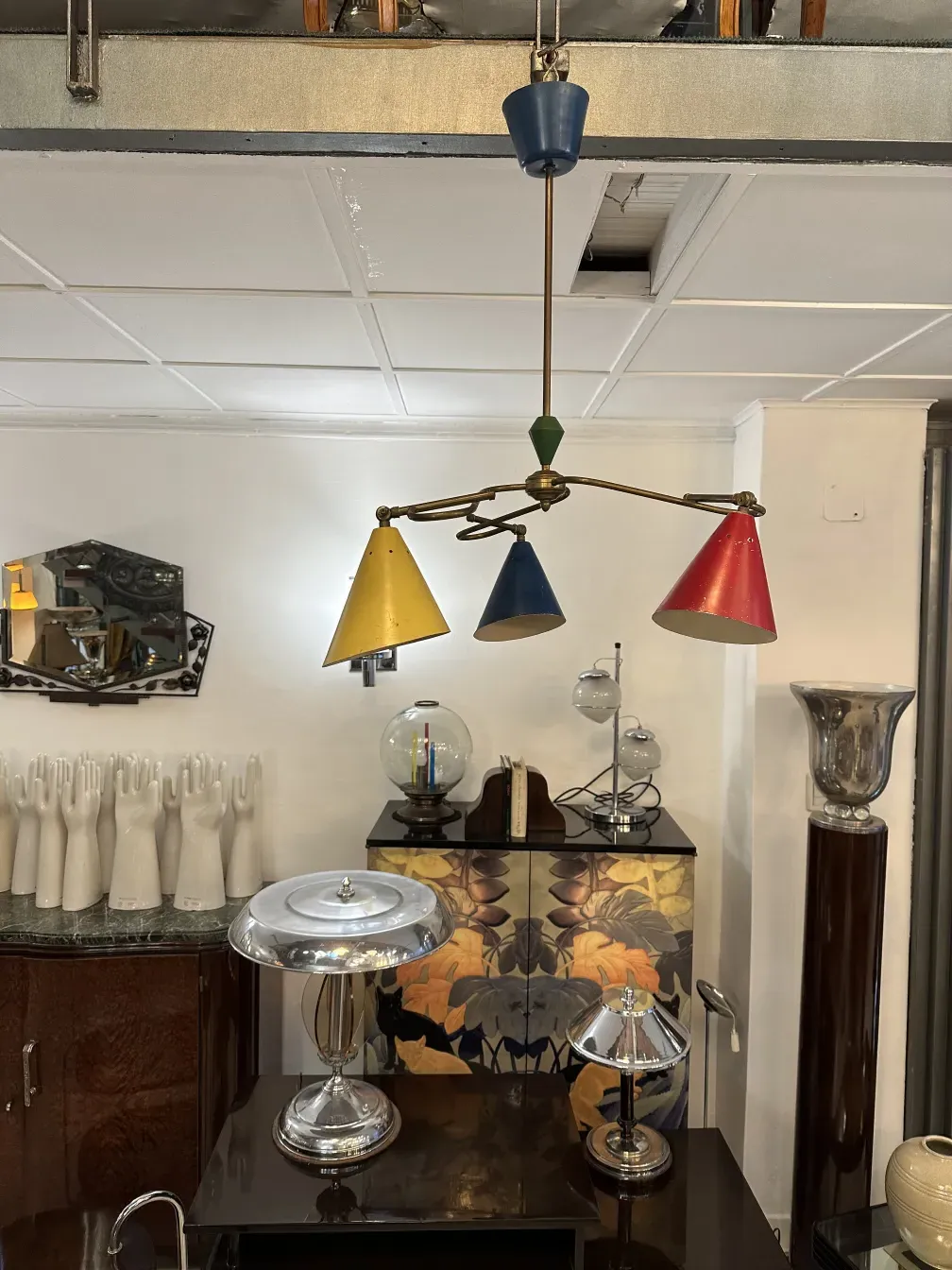 lampada a sospensione antica con tonalità colorate, atmosfera retrò, Boris Lacroix.