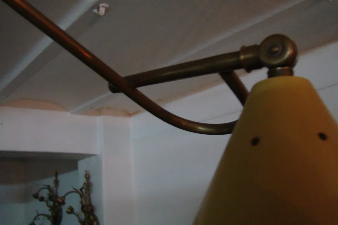 Lâmpada de teto amarela antiga com design distinto, suspensa.