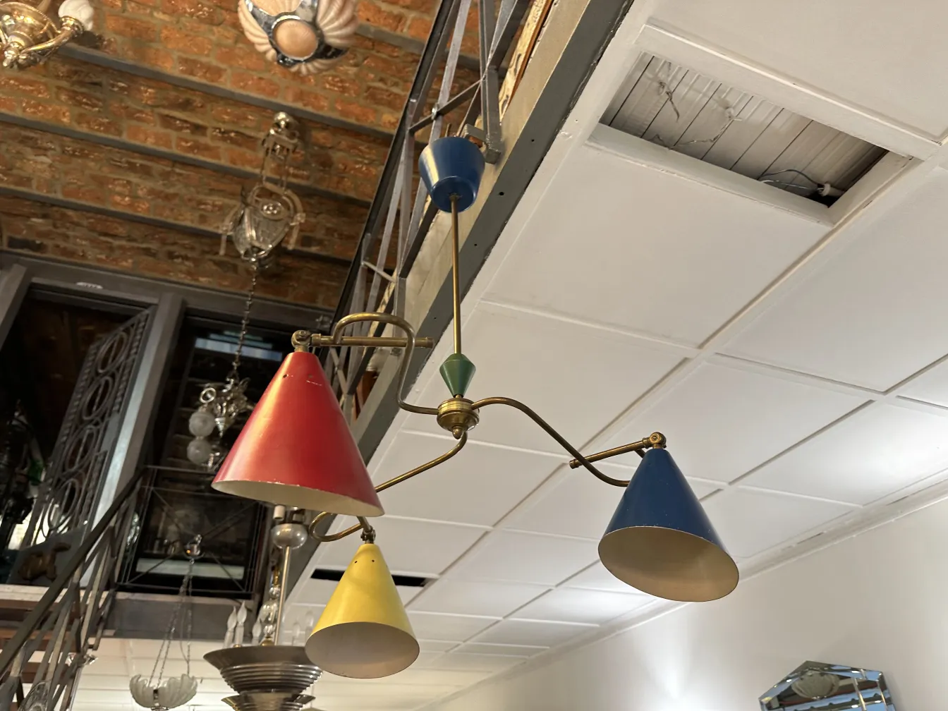 lampada de teto antiga com tons vermelho, azul e amarelo em um ambiente antigo