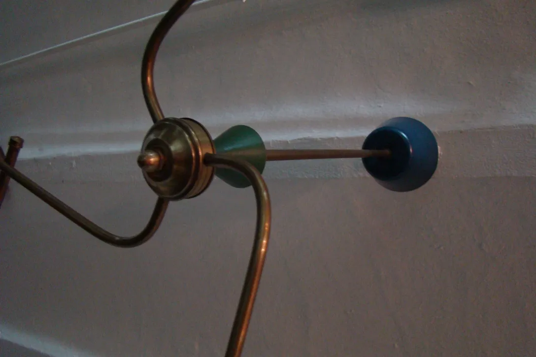 Lámpara de techo antigua con detalles en azul y verde, ideal para decoración.