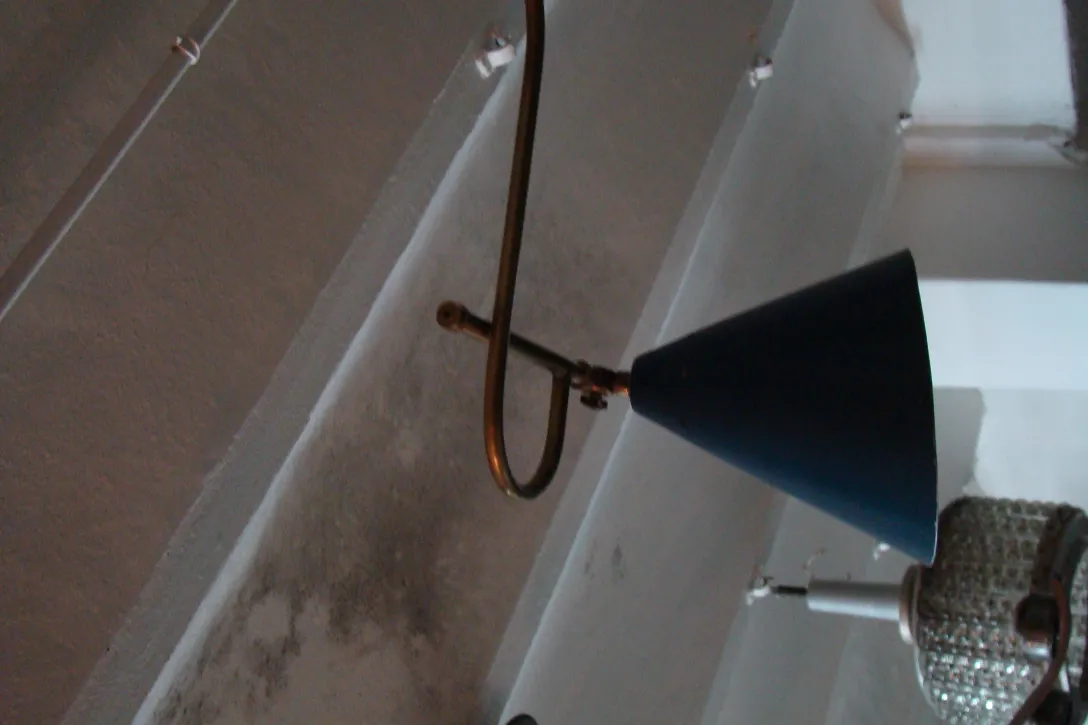 Lampada a sospensione antica di colore blu con ambiente accogliente.