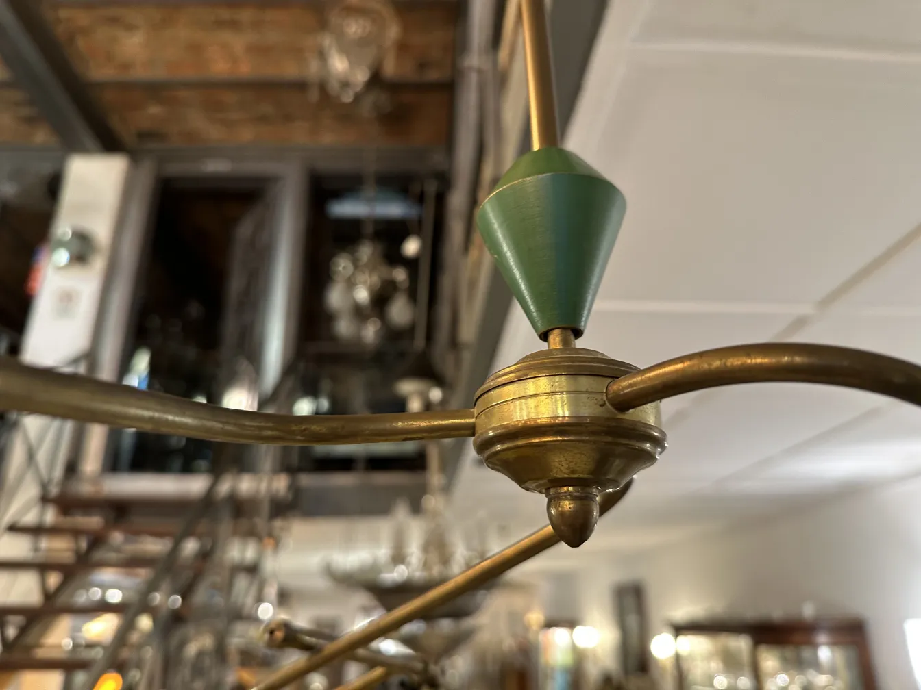 Lustre ancien avec détails verts, ambiance douce