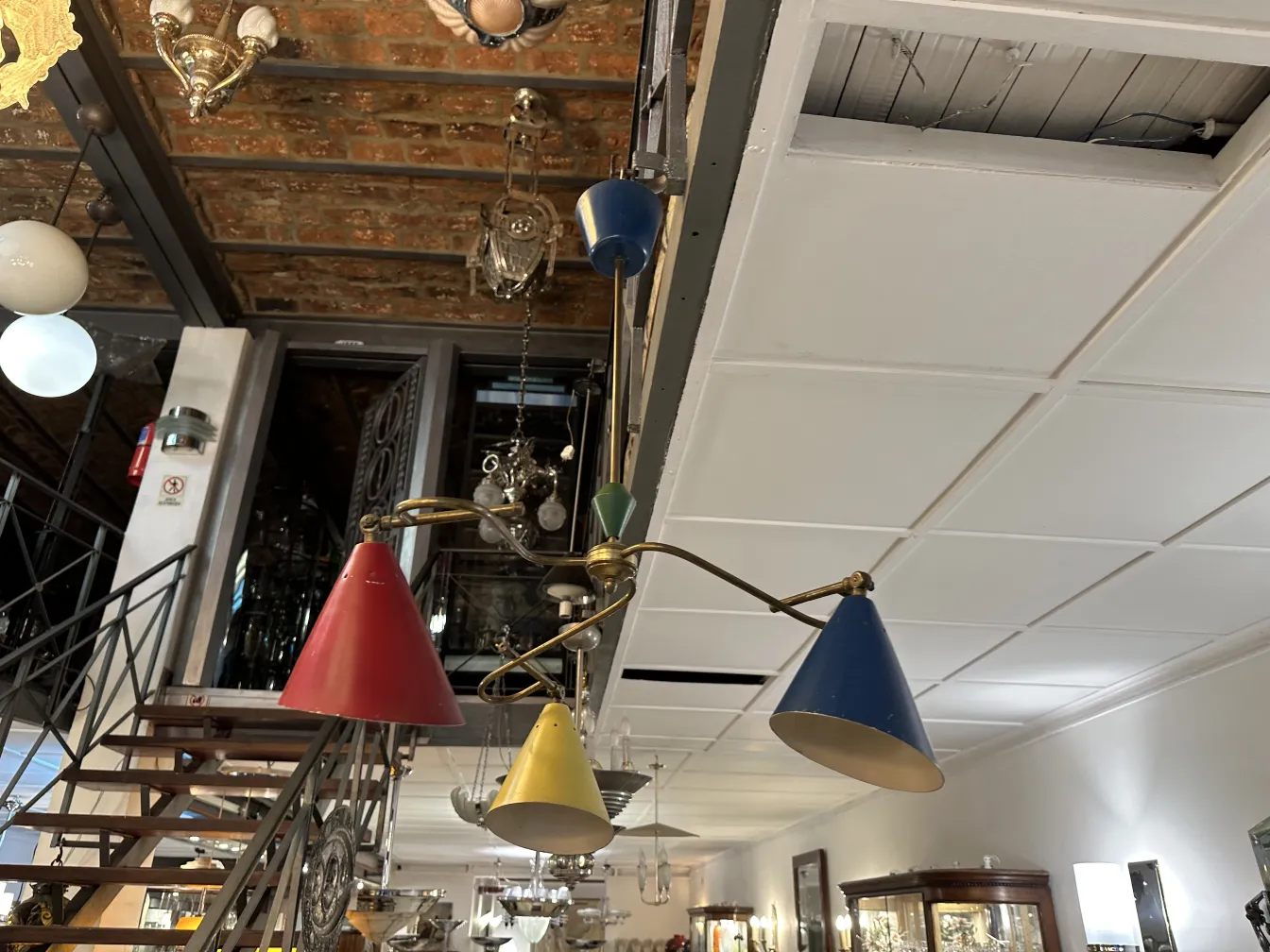 luminária de teto antiga com cores vermelho, amarelo e azul em um ambiente de antiguidades