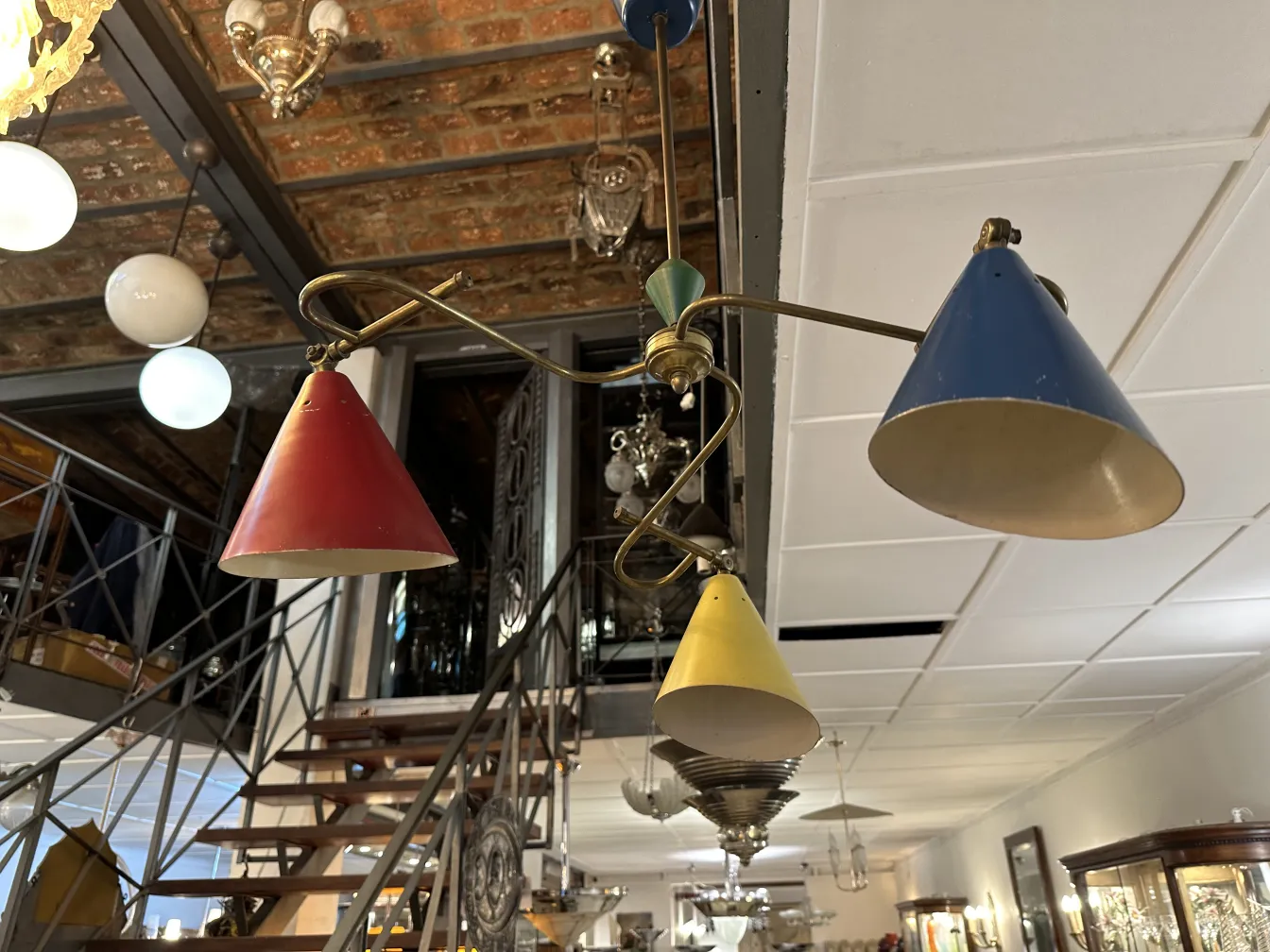 Lampada a sospensione antica con diffusori colorati, atmosfera accogliente.