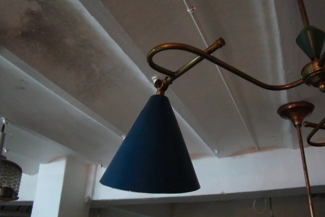 Lâmpada de teto antiga com cúpula azul e detalhes em latão, perfeita para embelezar ambientes.