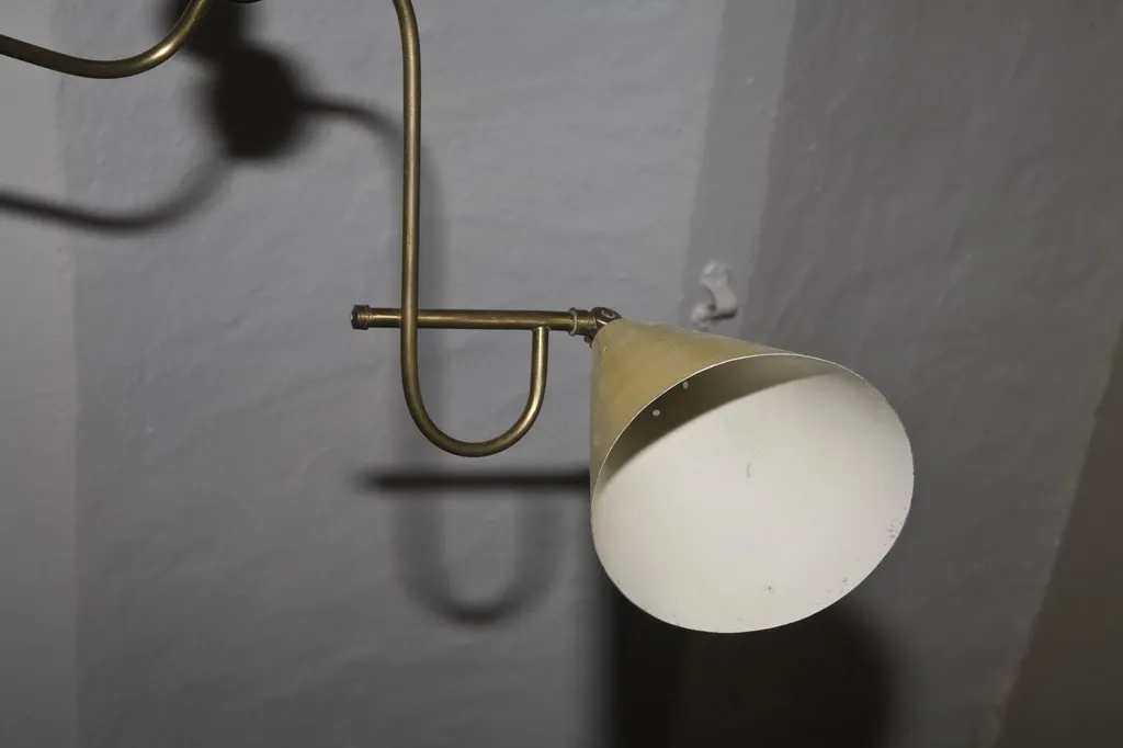 Lampada a sospensione antica con design elegante.