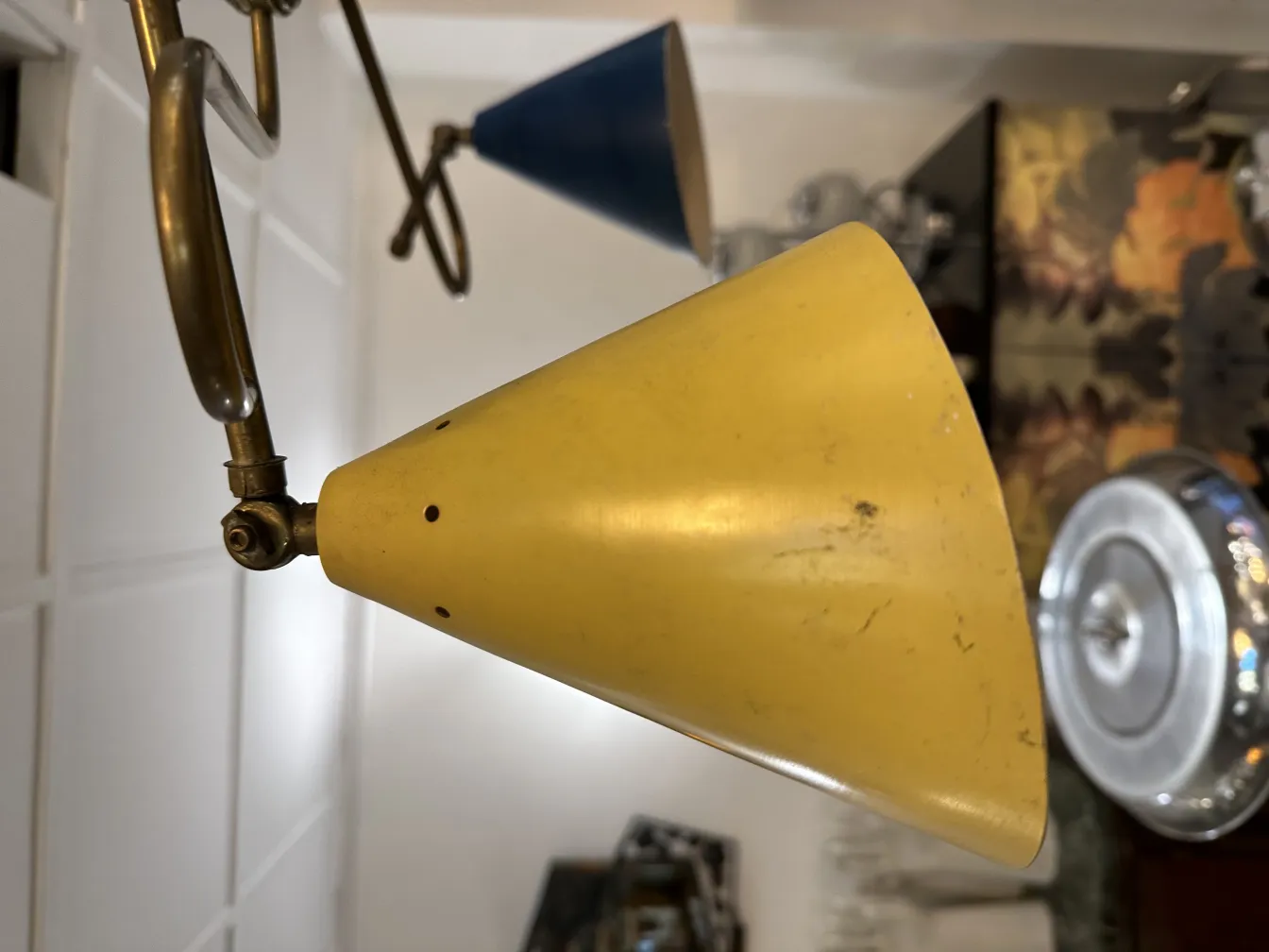 Antike Hängelampe in gelb und blau mit ansprechendem Design