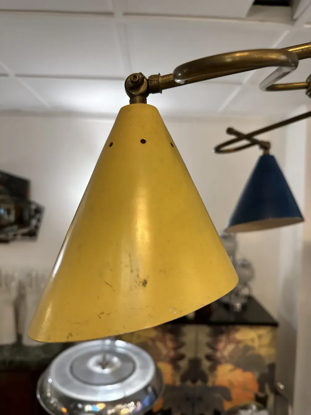 lampada de teto antiga na cor amarela em um ambiente decorado