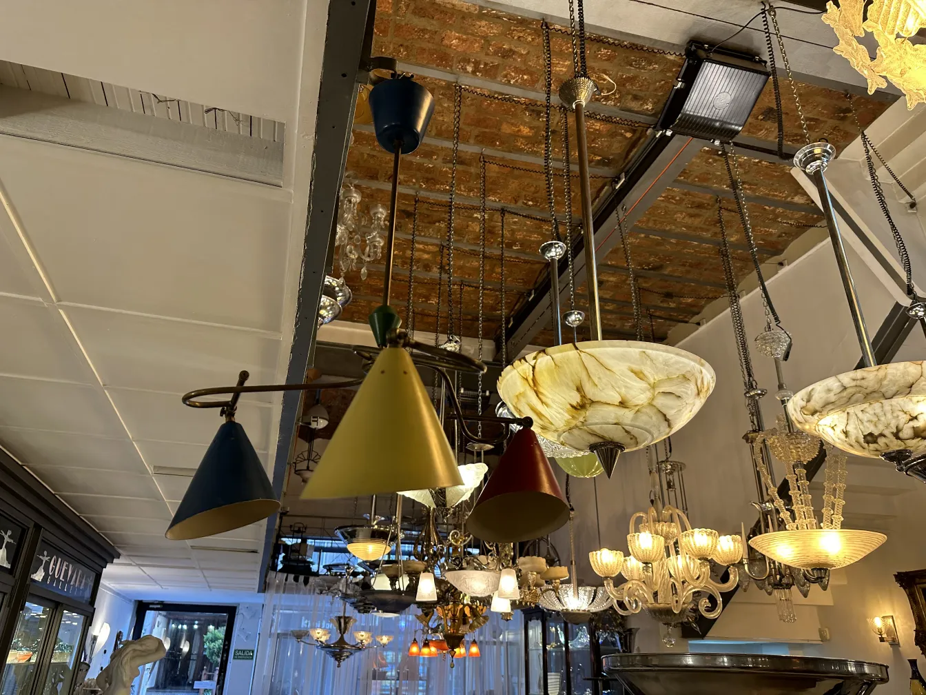 Lâmpada de teto antiga e colorida em uma loja elegante com outros itens decorativos.