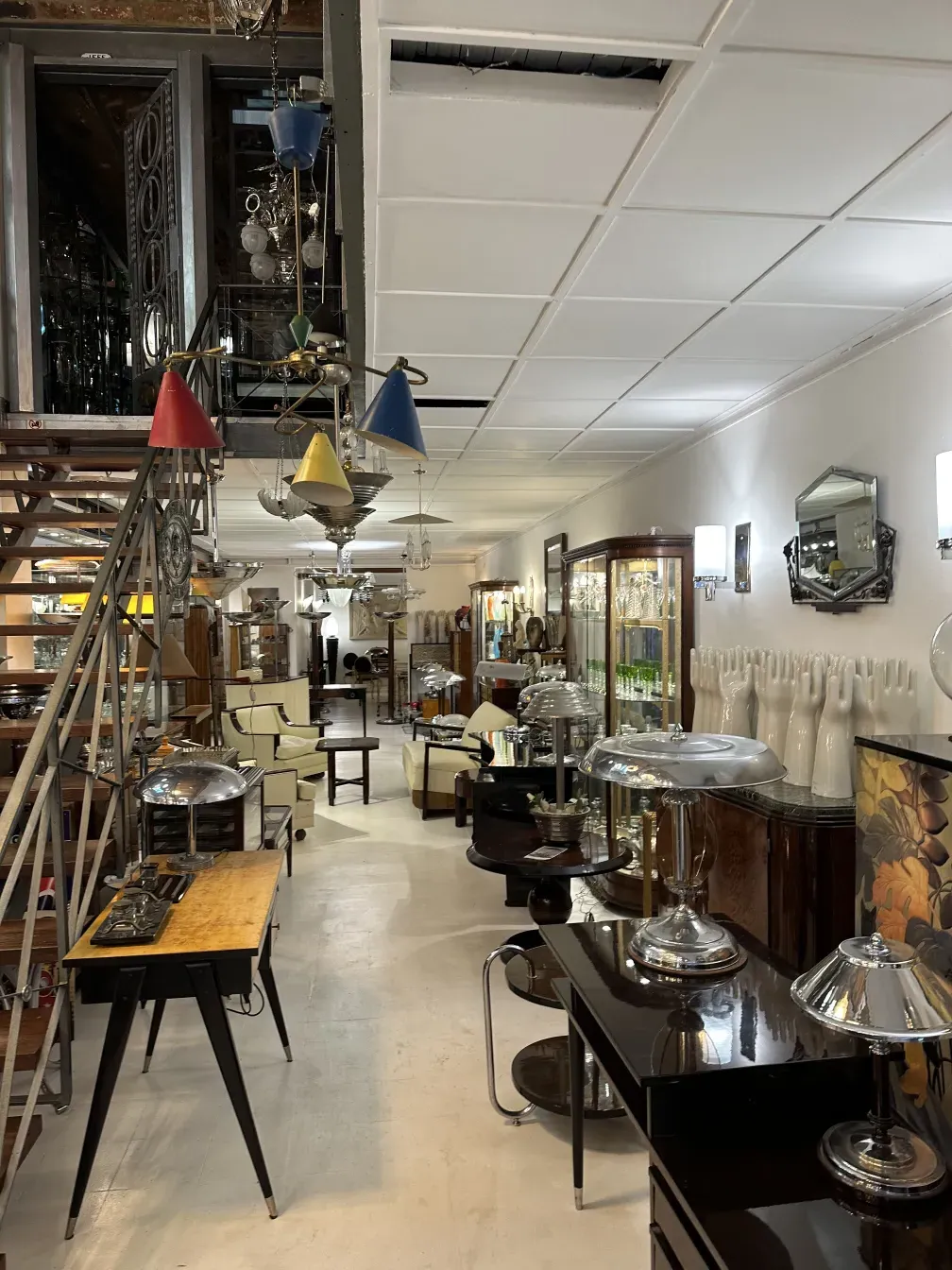 lustre ancien de couleur rouge et bleue dans un magasin