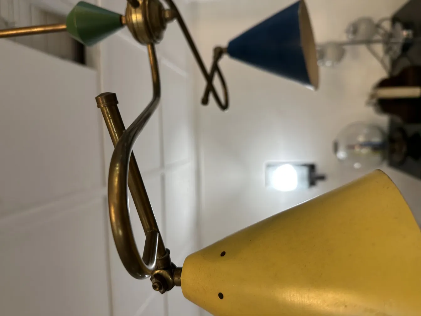 lámpara de techo antigua con tonos amarillos, verdes y azules