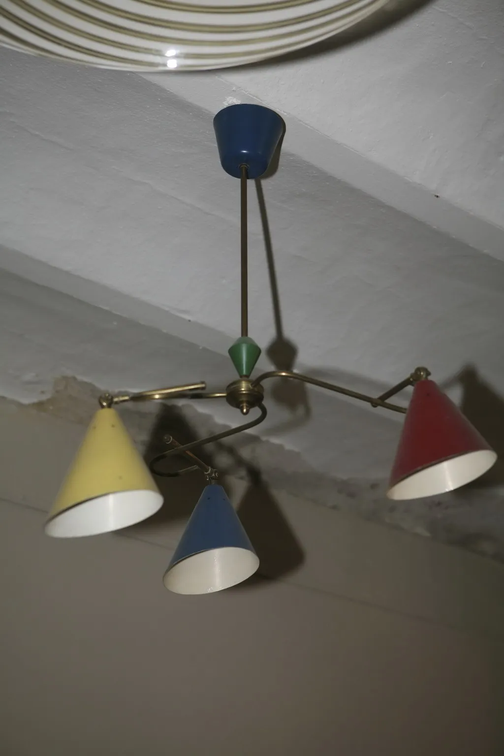 Lustre ancien avec trois abat-jours colorés