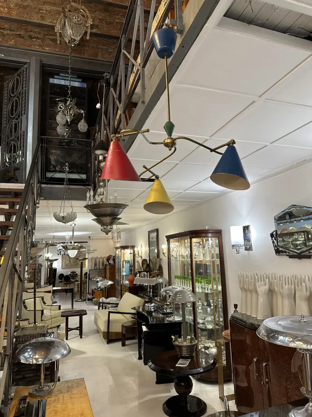 Lampada a sospensione antica colorata con design unico.