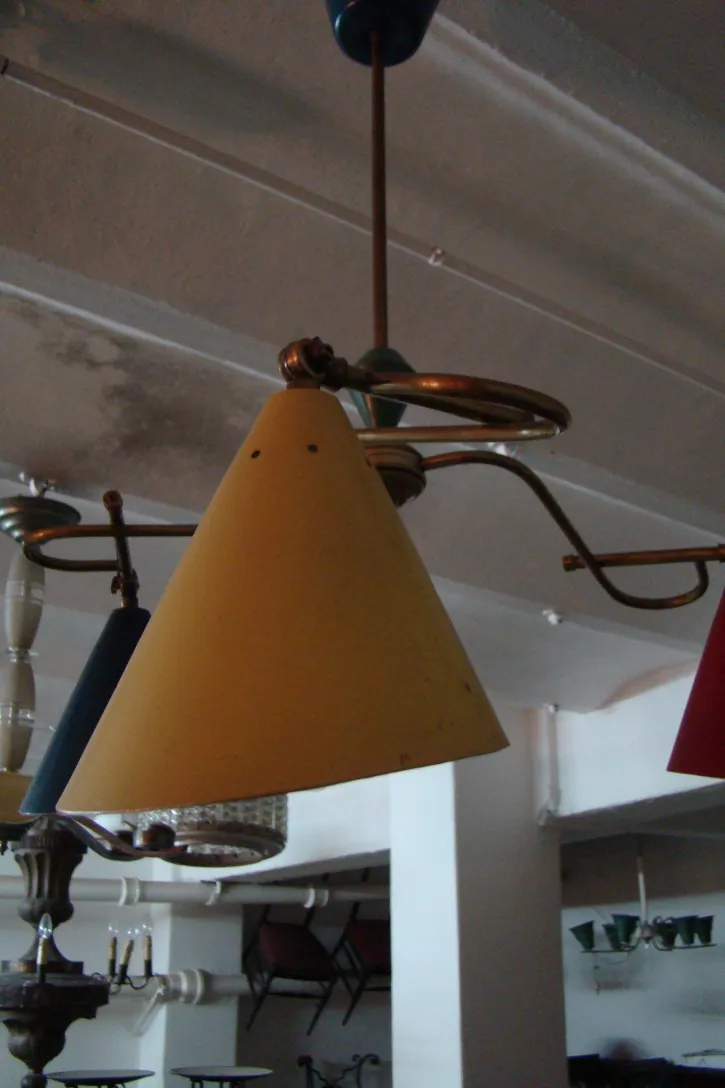 Lustre ancien suspendu de couleurs vives