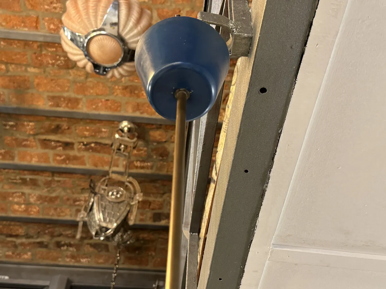 Lâmpada de teto antiga com design colorido e elegante, em um ambiente rústico e acolhedor.