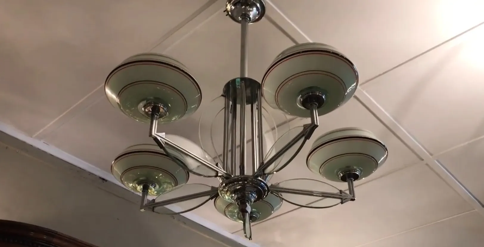 Lustre antique avec des abat-jours verts et des détails en métal